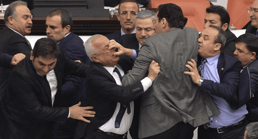 Lee más sobre el artículo Pleito entre politicos