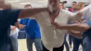 Lee más sobre el artículo ¡Se armó el zafarrancho en evento masivo! 🎤🚨