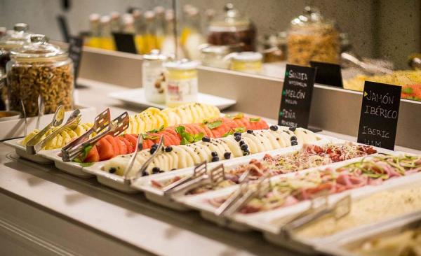 ¡Comida que podría ayudar… pero termina en la basura! 🍽️😔