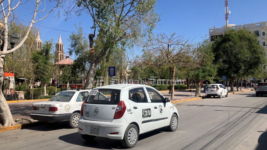 Lee más sobre el artículo 🚕😤 ¡Taxistas traen el coraje atorado por el “pirataje” y ya andan al borde del estallido!