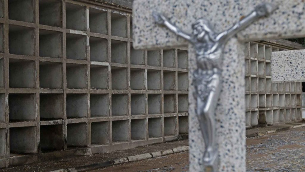 Lee más sobre el artículo 🚨😰 ¡Se fue hasta el fondo! Trabajador cae dentro de cripta en panteón y se arma movilización